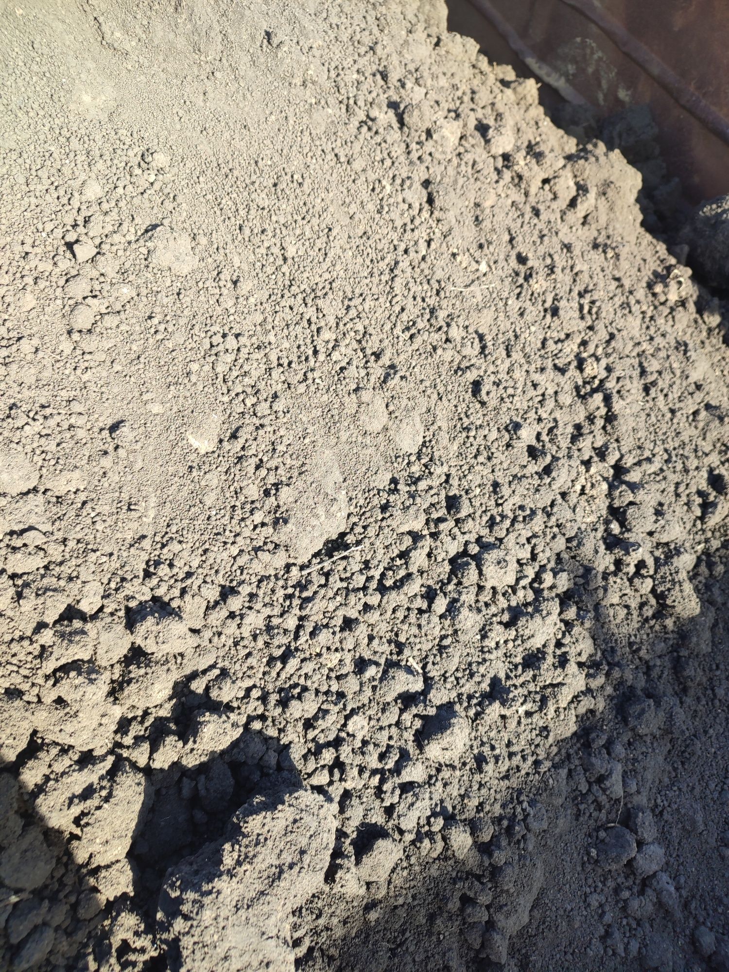 Чернозем,песок жерства,дроблений бетон