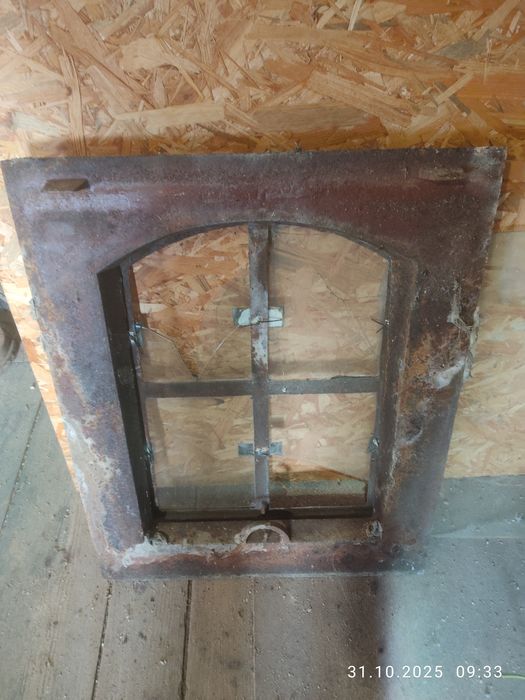 Stare okno dachowe, wyłaz dachowy.