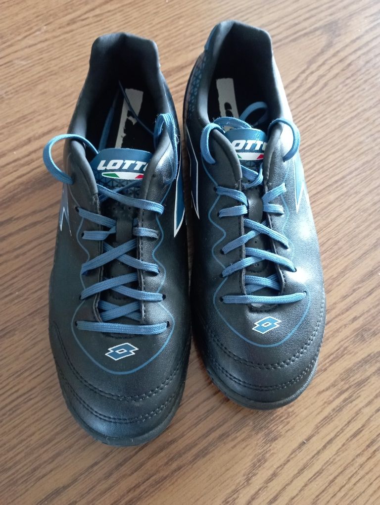 Buty piłkarskie Lotto żwirówki r. 38