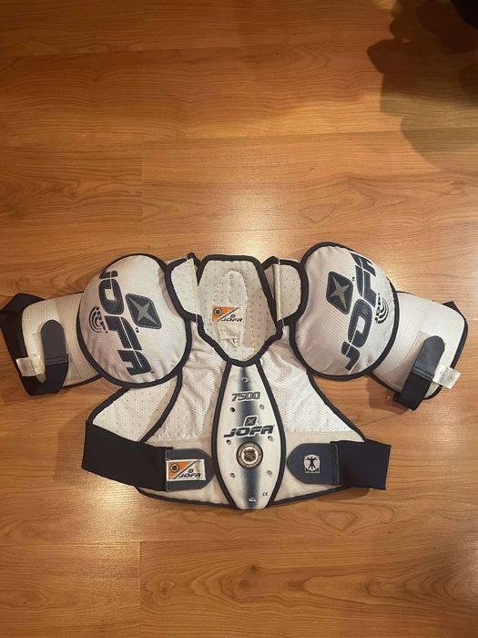 Продам хоккейные щитки, нагрудники и краги.