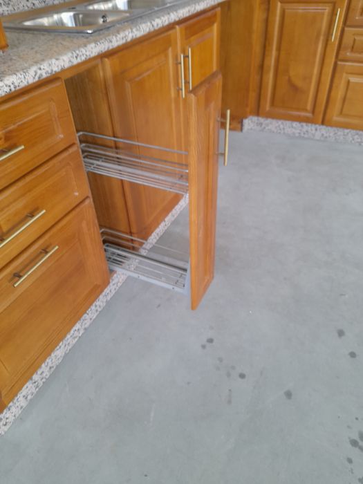 Cozinha em madeira de castanho nova