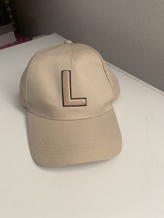 Tamanho l chapeu creme com uma letra