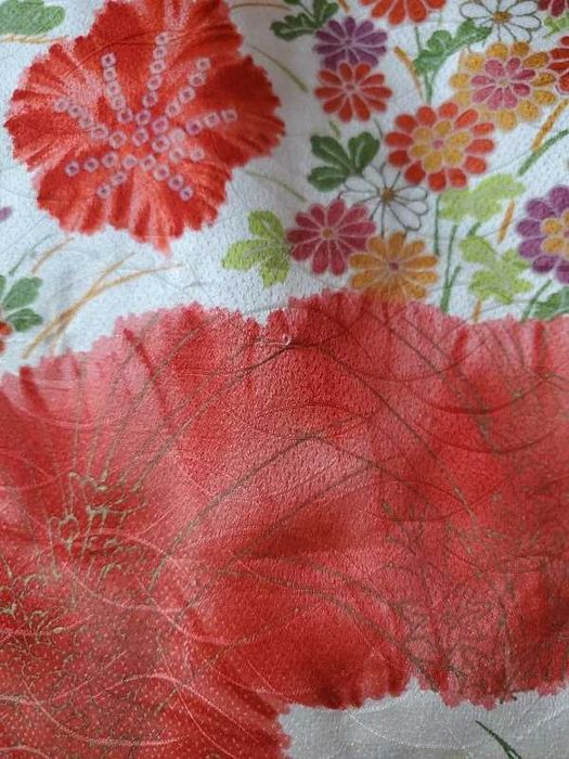 Czerwone kimono komon japońskie jedwabne kwiaty momiji awase