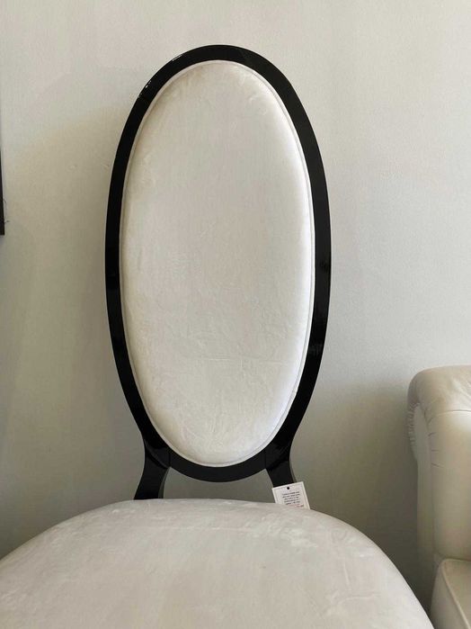Cadeira elegante em veludo branco com estrutura preta de exposição