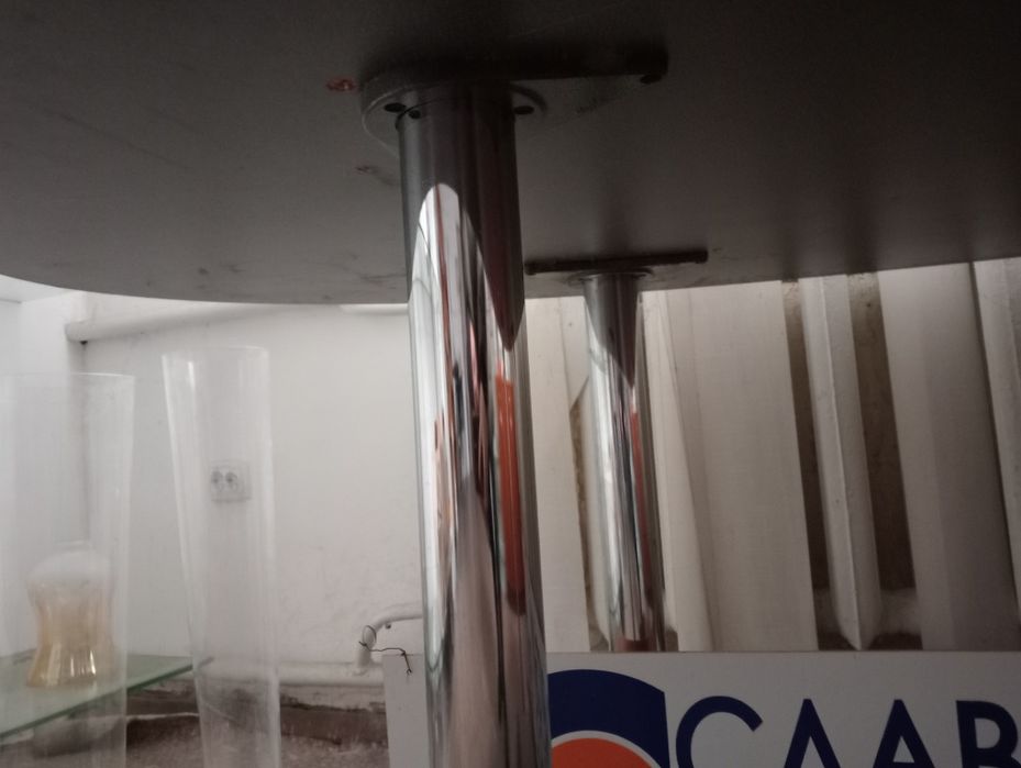 Стіл великий овальної форми