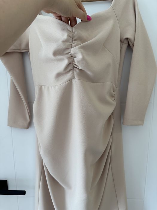 Sukienka z odkrytymi ramionami