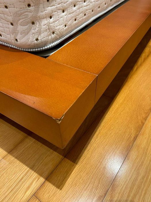 Cama de Casal, com estrado e colchão + mesas de cabeceira