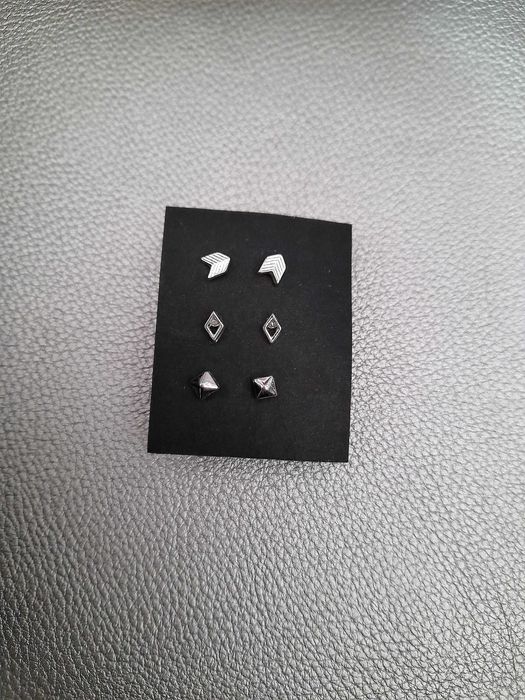 Brincos minúsculos cor prata