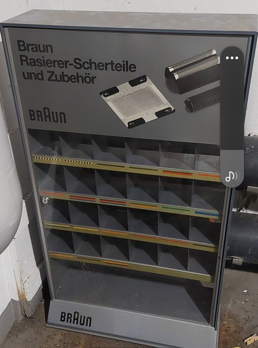 jest zabytkowy stojak ekspozycyjny marki Braun przeznaczony na części