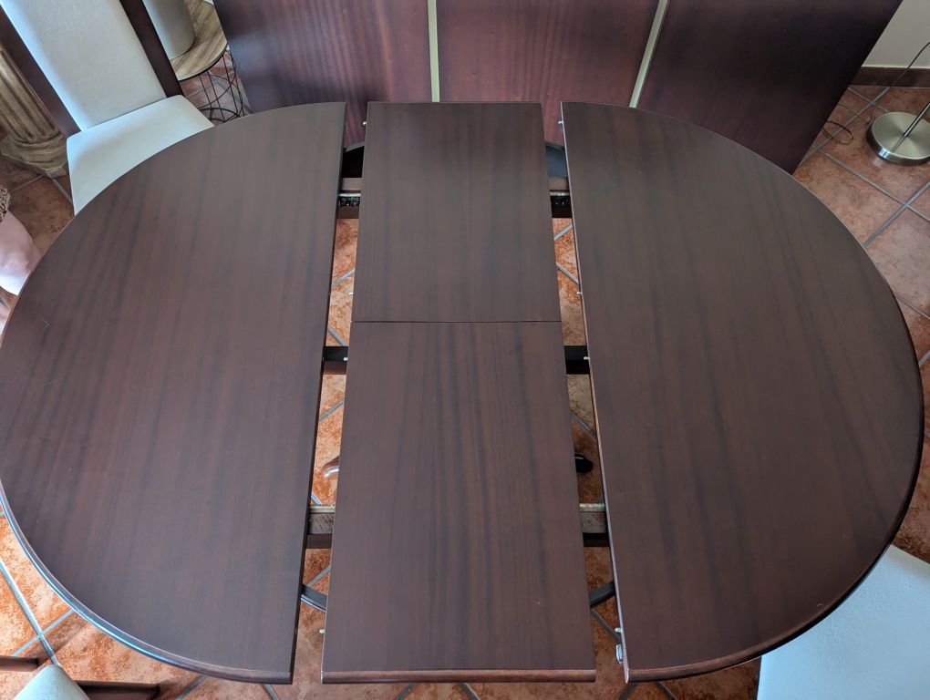 Mesa de jantar em mogno