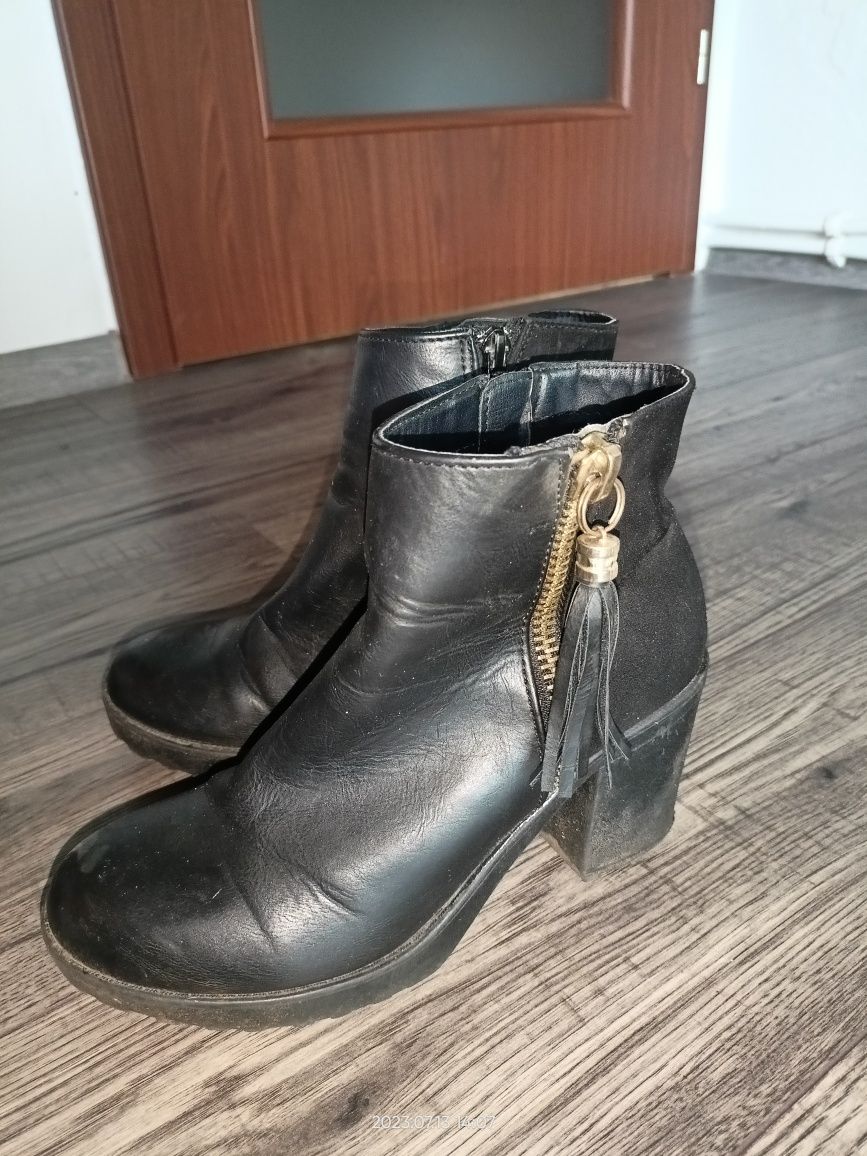 Czarne botki na slupku