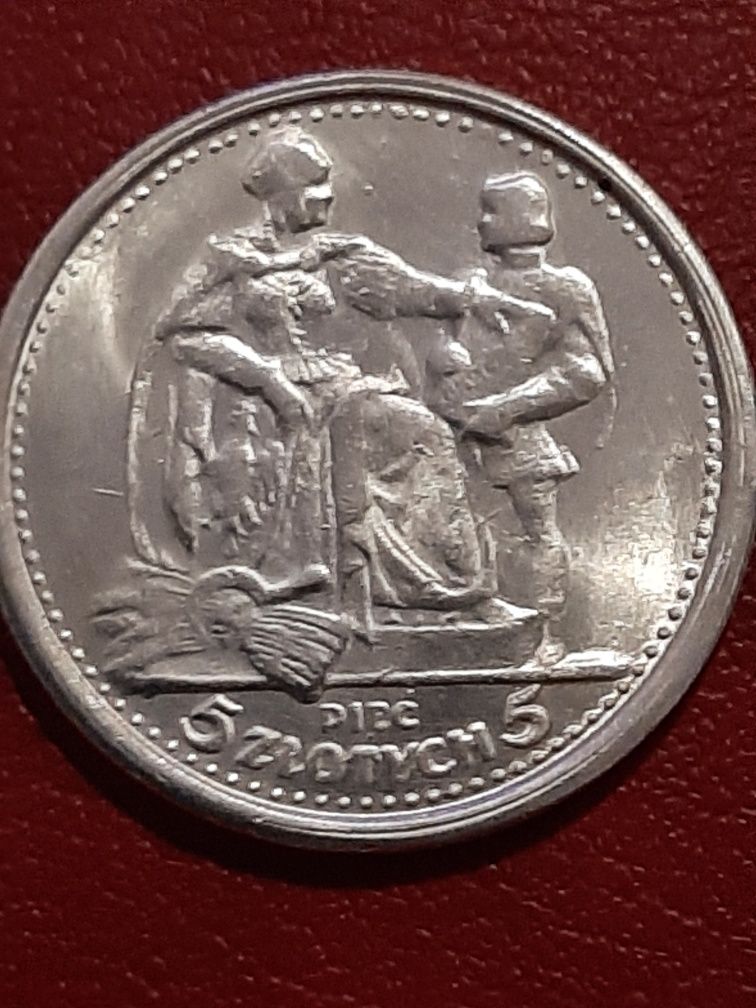 Śliczna kopia monety 5 zł konstytucja