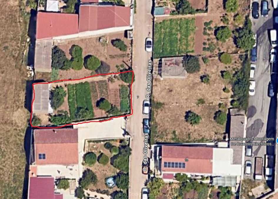 Terreno com habitação - Zona Aru