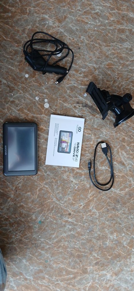 Nawigacja tablet z kablem i instrukcją