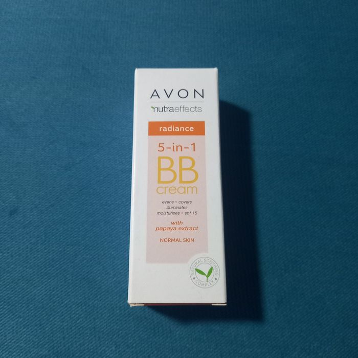 Avon Nutra Effects Radiance 5w1 rozświetlający krem BB Medium