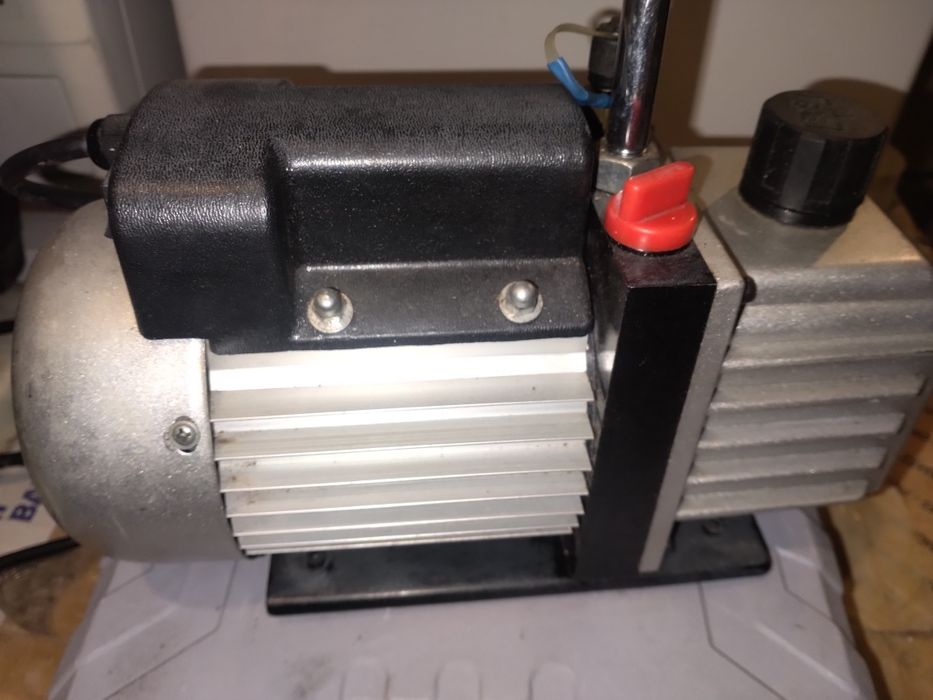 Продам вакуумний насос для ремонту холодильників та кондиціонерів .