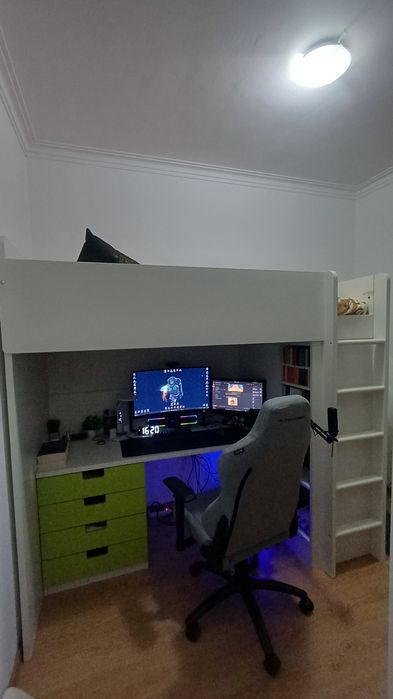 Camas com roupeiro e secretária em bom estado