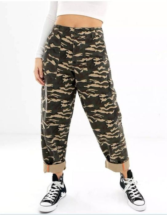 Камуфляжные брюки-милитари ASOS с высокой посадкой