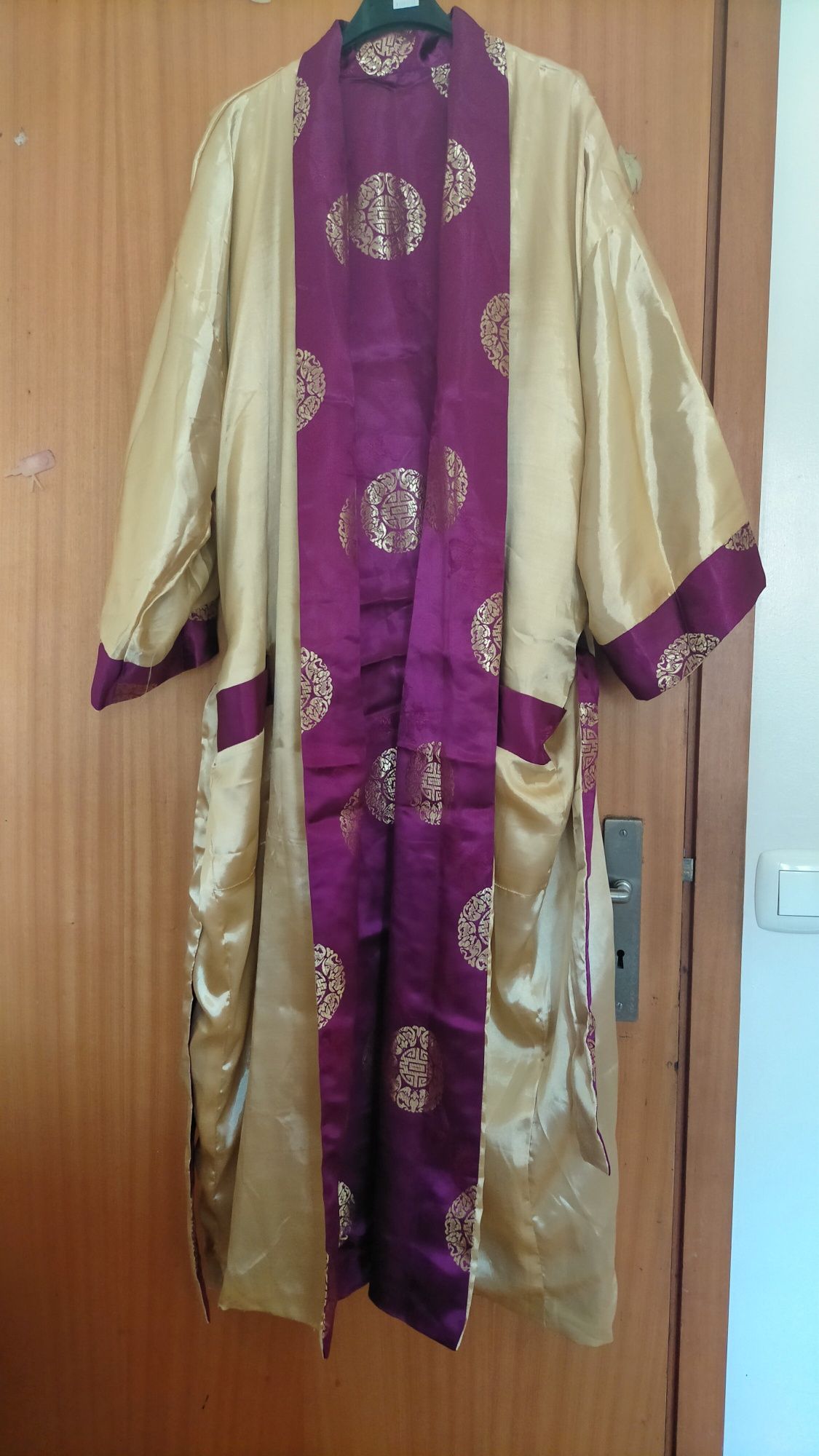 Vendo robe/roupão em cetim. 2 faces. Tamanho ÚNICO. Veste até XL/XXL