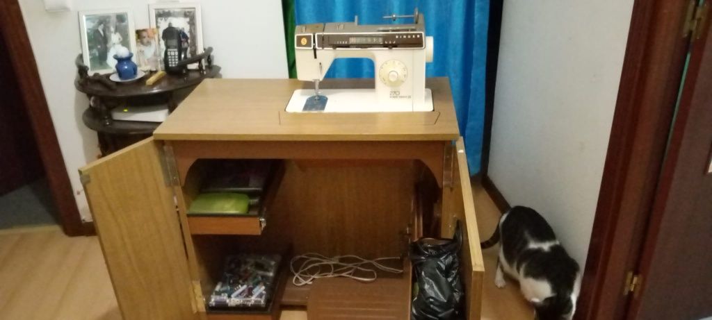 Máquina de costura da marca SINGER
