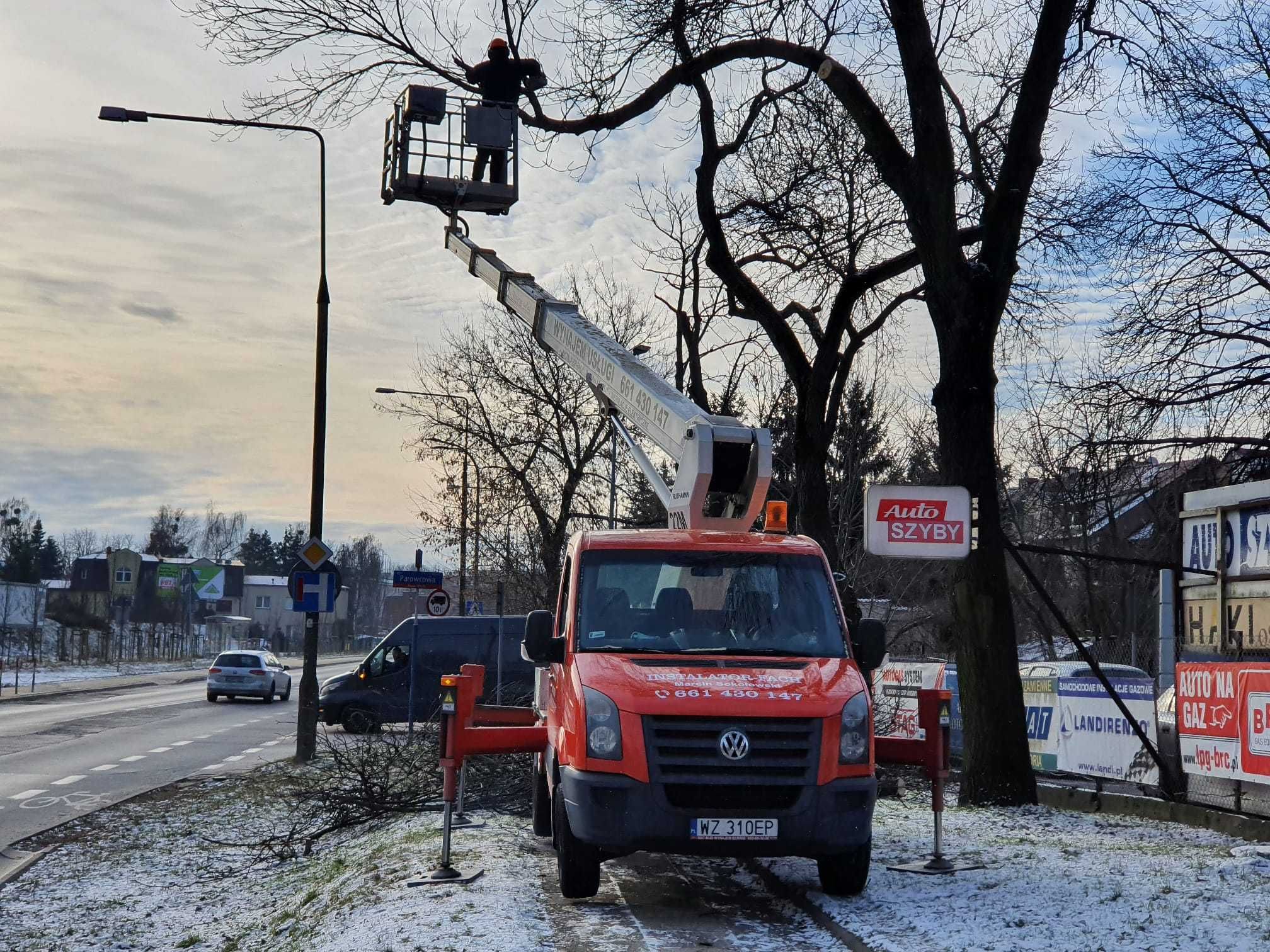 Podnośnik koszowy Warszawa, zwyżka, dźwig, wycinka drzew, wymiana lamp