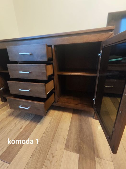 Dwie komody i stół z krzesłami. Drewno