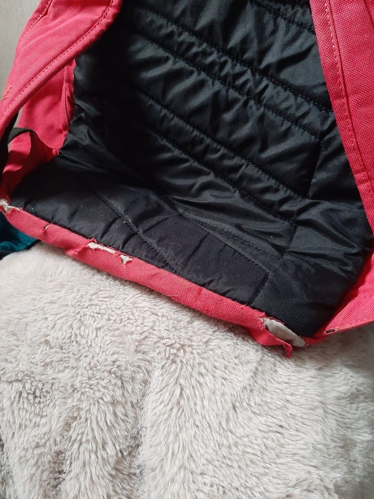 Różowy plecak Nike na wycieczkę na działkę na grzyby
