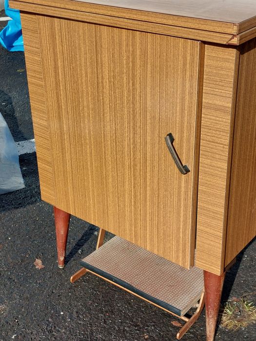 Máquina de costura Singer 611G com móvel de arrumação pés de palito