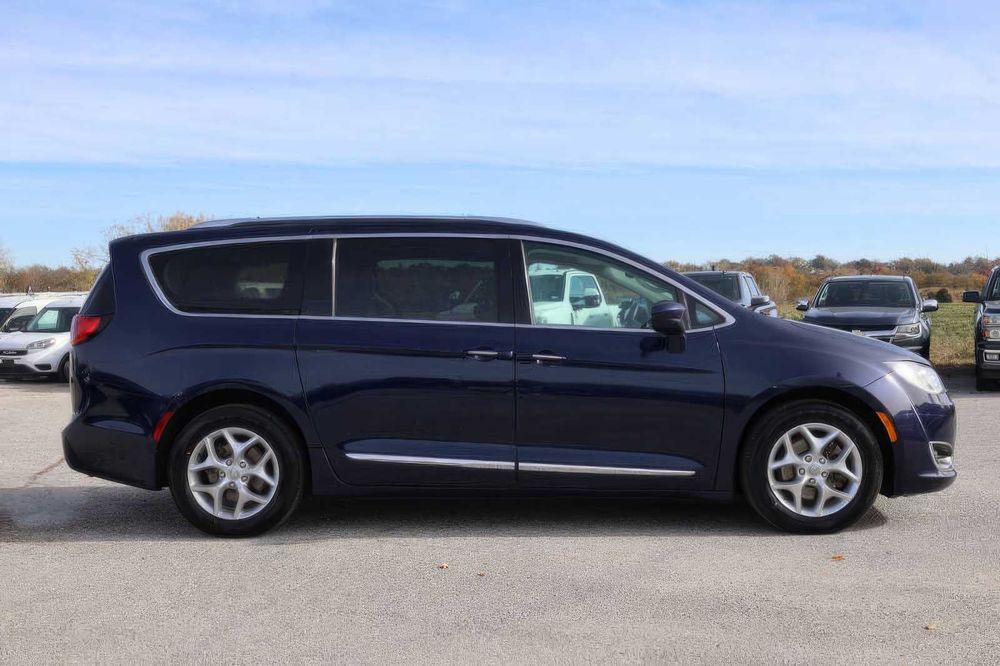 Chrysler Pacifica Touring-L Plus      2017