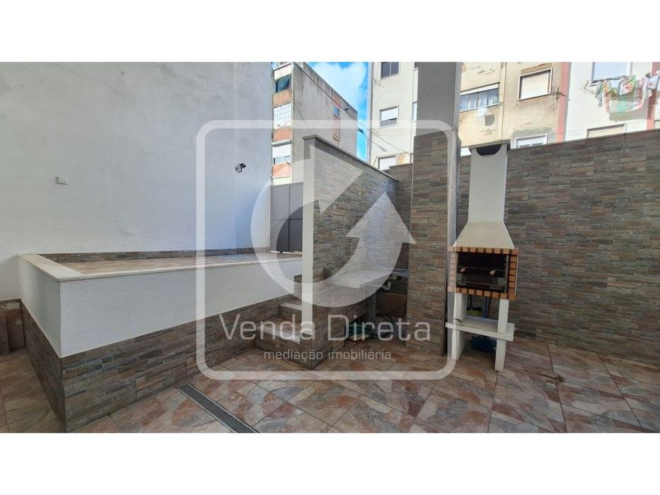 T2 remodelado e com Logradouro no Barreiro e espaço para carro.