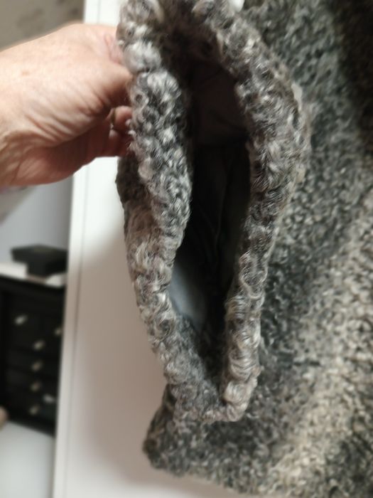 Krótkie futerko z popielatych karakułów z stalowym kołnierzem z norek