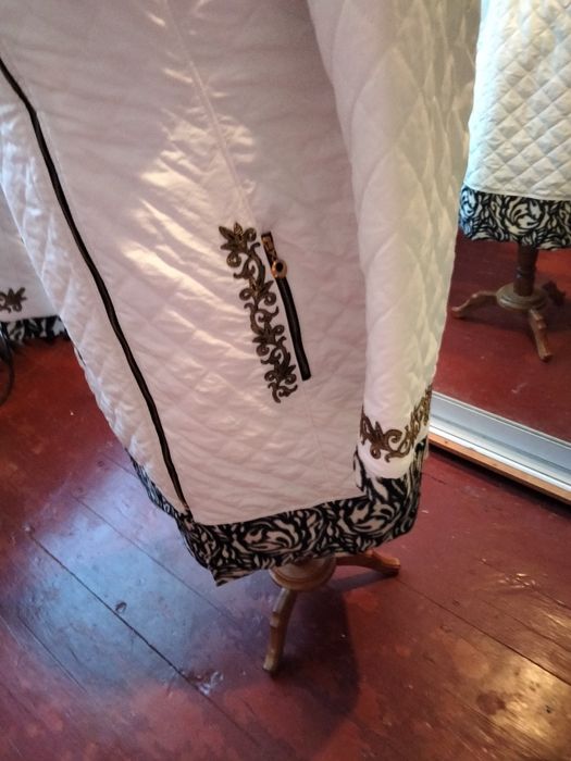 Белое демисизоное пальто.