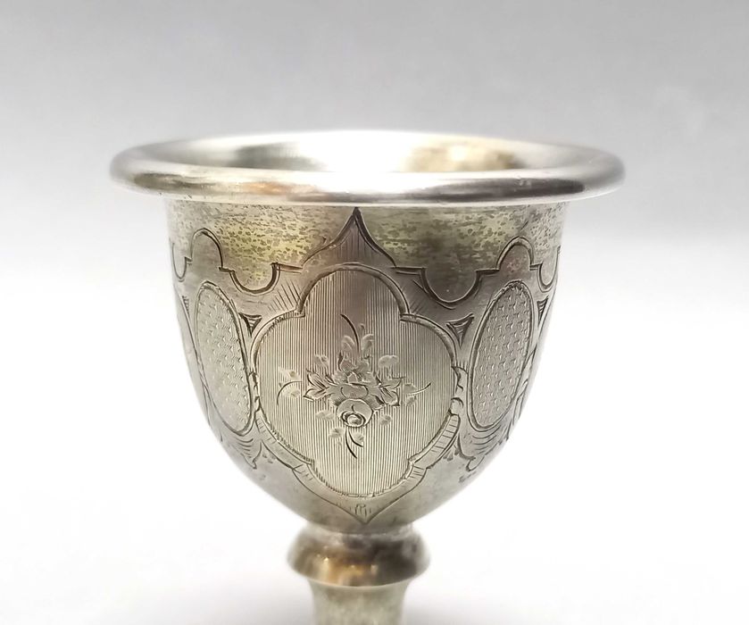 XIX wieczny giloszowany srebrny kieliszek na jajko, Francja