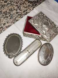 Guarda-jóias forrado a veludo, 2 escovas e 1 espelho