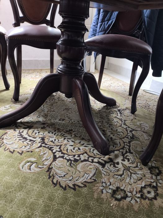 Mobília de sala com TV cadeiras e mesa