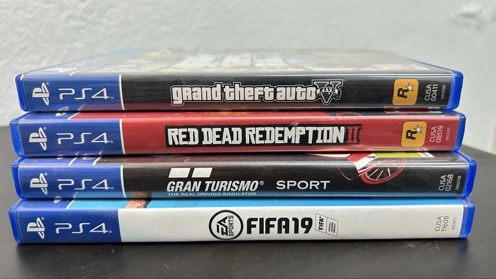 Playstation 4 + comandos + jogos