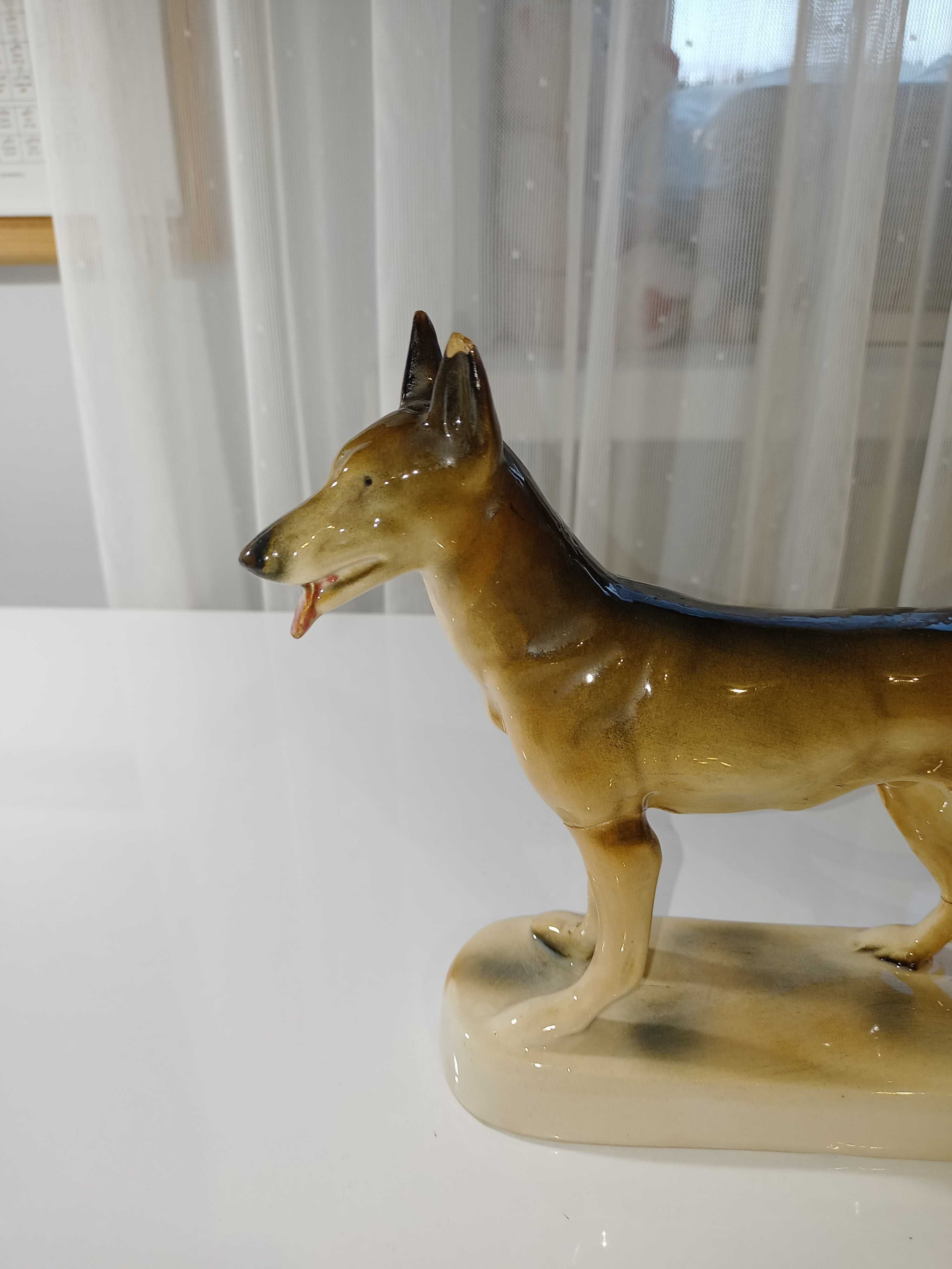 Pies wilczur z chodzieskich zakładów porcelany i porceliu