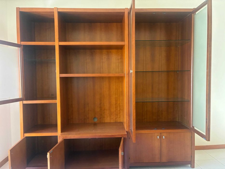 Móvel de sala em madeira de cerejeira com vitrinas de vidro