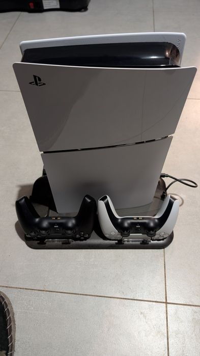 Konsola PS5 bez napędu z 2 Padami