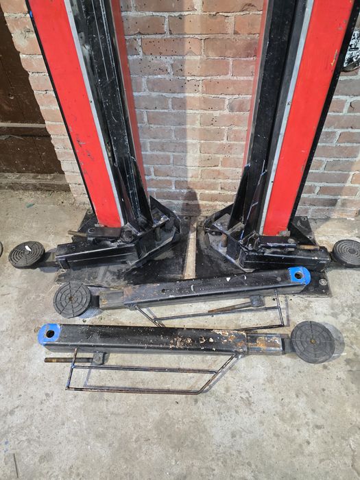 Podnosnik dwukolumnowy śrubowy