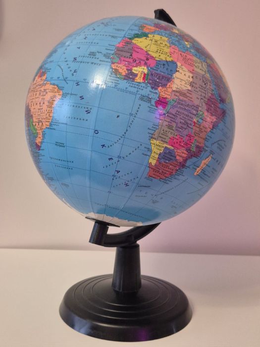 Глобус шкільний двагональ 32 см. Стан нового. 600 грн.