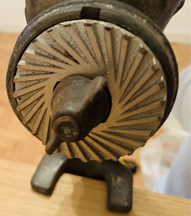 Máquina de moer carne da Husqvarna vintage