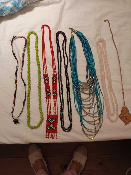 Conjunto de 16 colares de vários modelos e tamanhos