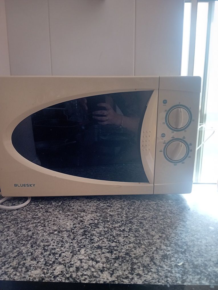 Microondas Bluesky a funcionar
