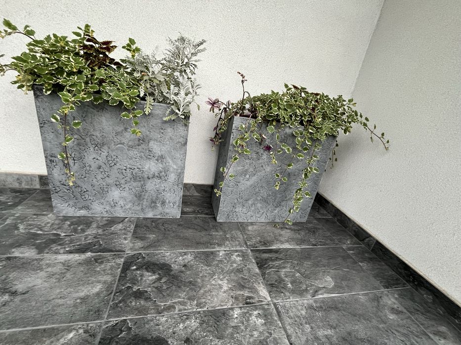 Dwie duze donice szare