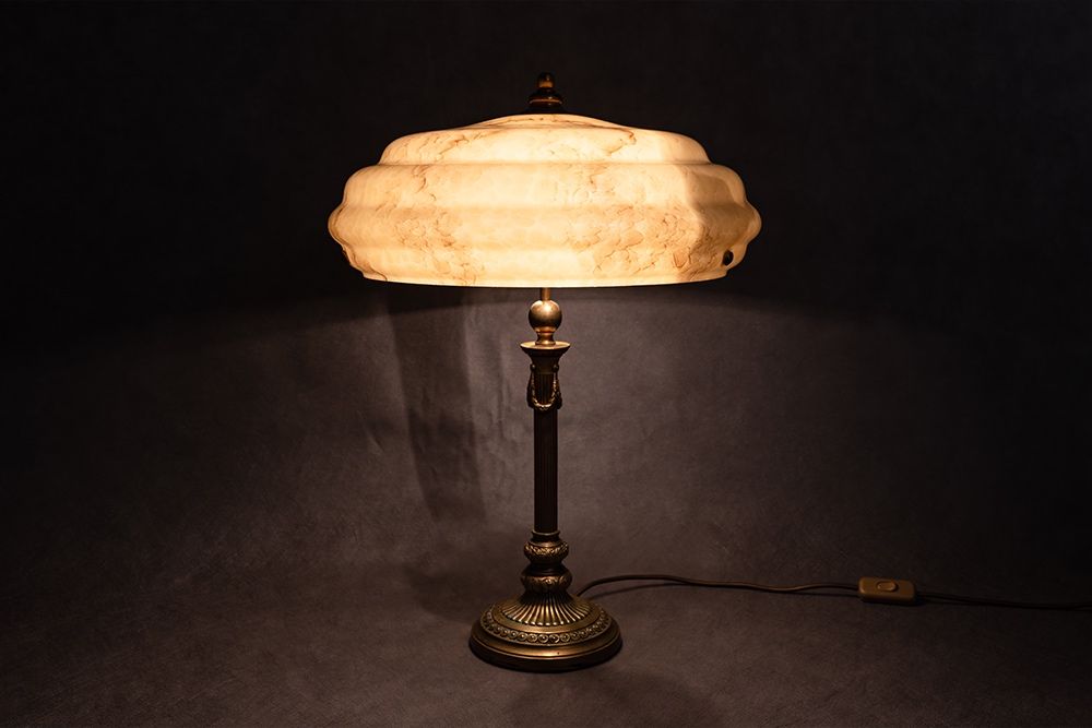 Mosiężna lampa stołowa / biurkowa marmoryzowany klosz lata 30. XX w.