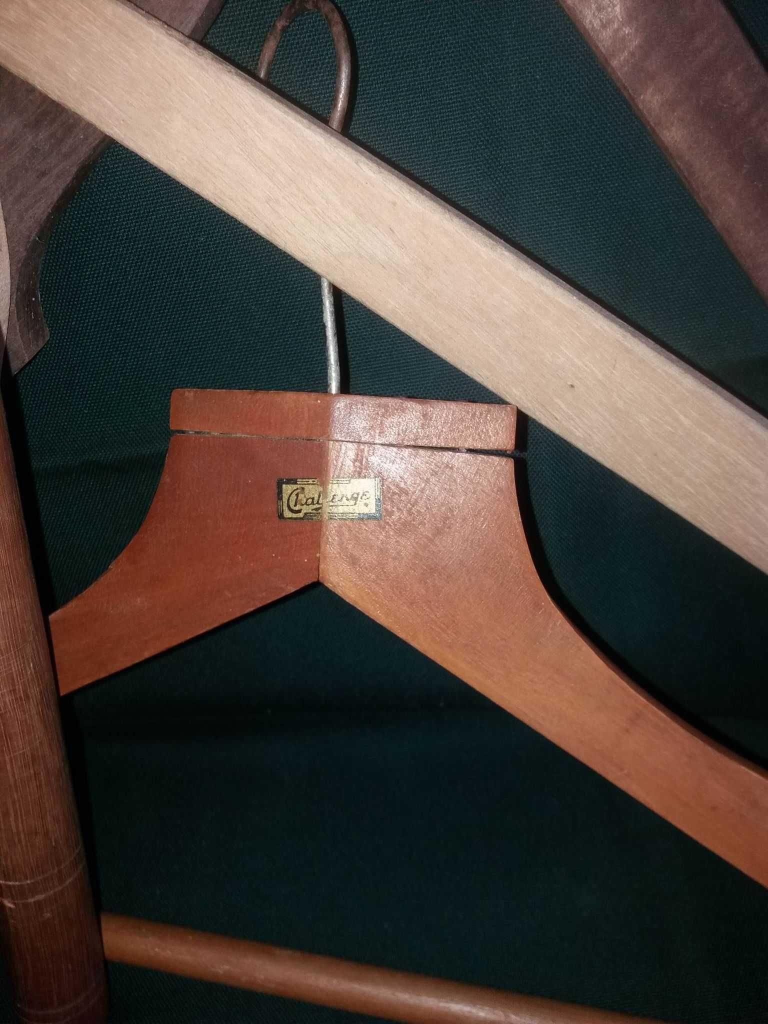 Conjunto de cabides de madeira vintage
