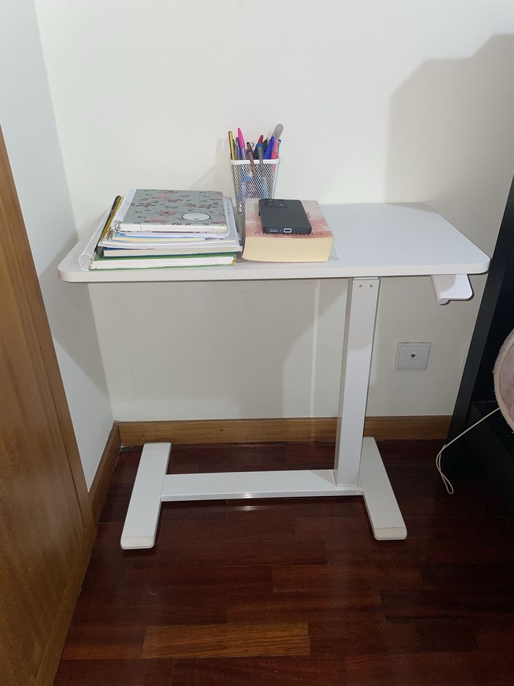 Mesa de apoio portátil e regulável