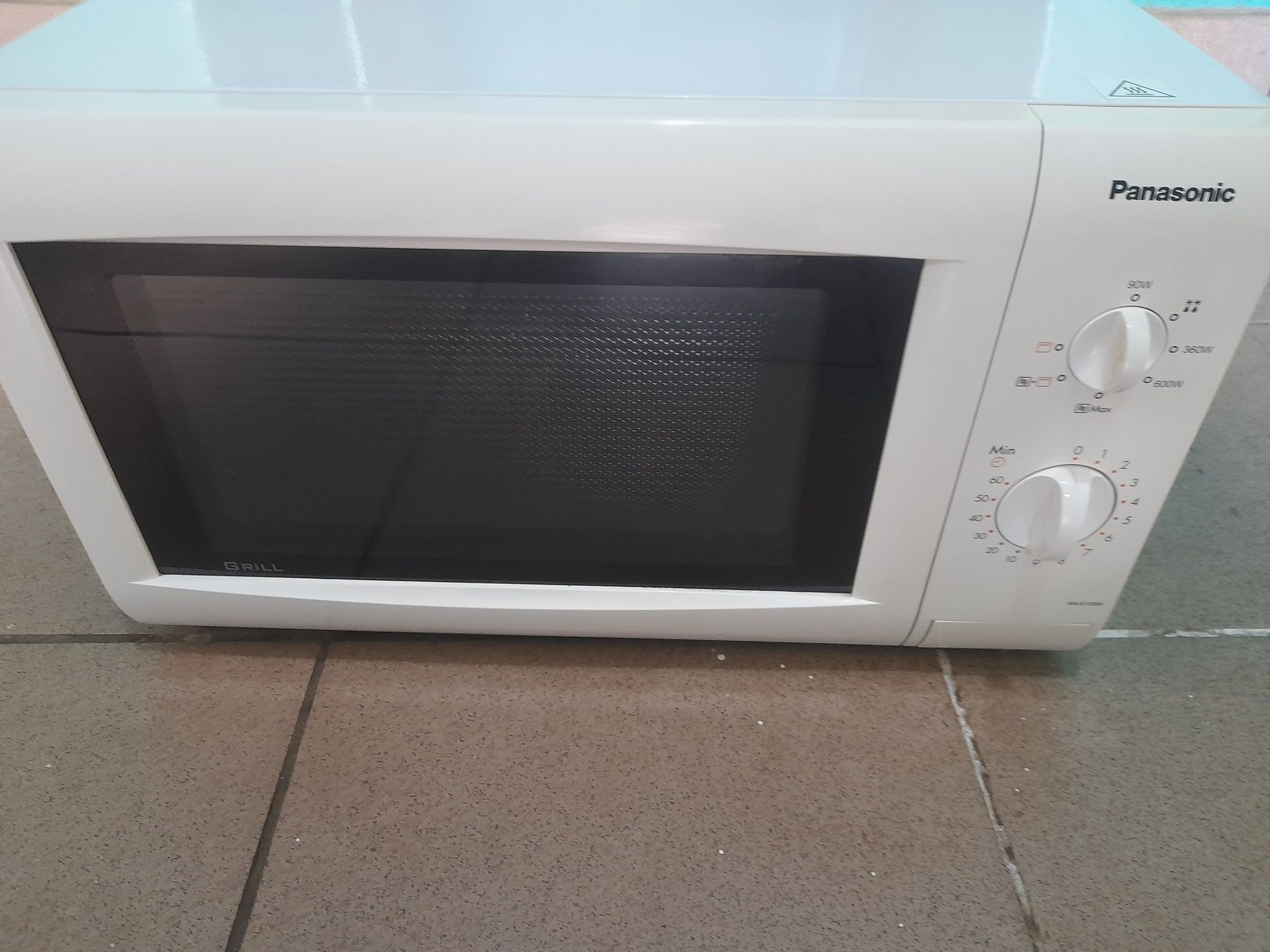 Мікрохвилова піч Panasonic NN- K105WB.