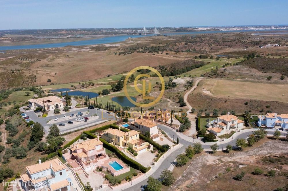 Moradia T4 de 3 pisos, Garagem, Jardim e Piscina - Castro Marim